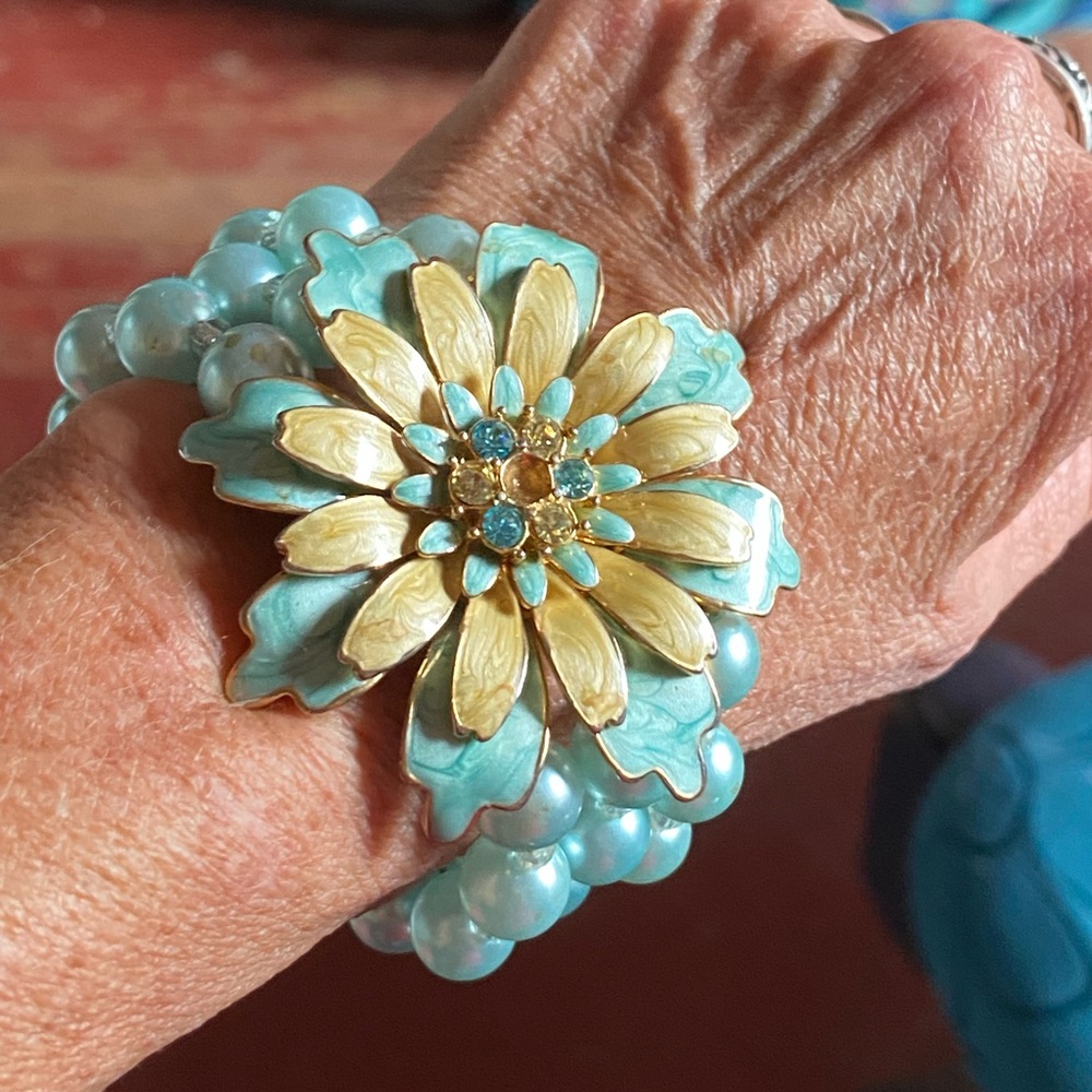 BUNDLE SALE 5/$25! beaded stretch bracelet,pearls,3-D gold/aqua enamel flower